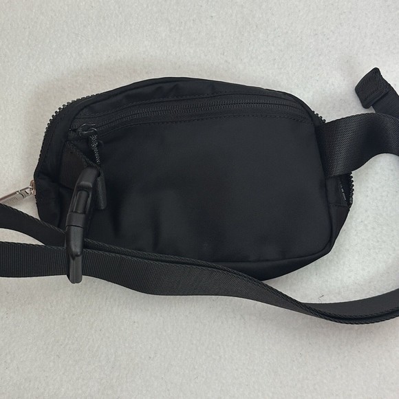Lululemon Everywhere Belt Bag Crossbody Strap Extended 1L Black - Picture 11 of 11